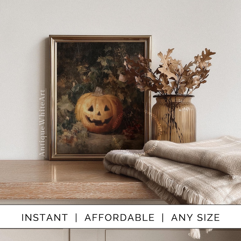 Puede incluir: Una impresi&oacute;n enmarcada de estilo vintage con una calabaza tallada con una cara sonriente, sobre un fondo oscuro y frondoso. La impresi&oacute;n est&aacute; en un marco dorado, con el texto "Antique White Art" visible. Las palabras "INSTANT | AFFORDABLE | ANY SIZE" est&aacute;n en la parte inferior.