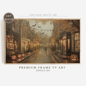 Puede incluir: Impresión artística en blanco antiguo que representa una escena callejera de Halloween. La obra muestra una calle adoquinada con edificios, farolas y calabazas. Murciélagos volando. El texto "PREMIUM FRAME TV ART" es visible.