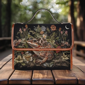Bolso satchel de lona negra con diseño de rana sapo, bolso caprichoso con diseño de rana lunar, correa de cuero vegano, bolso negro pequeño estilo bohemio hippie de estilo cottagecore oscuro.