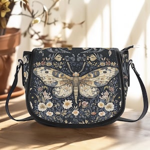 Cottagecore Motte Satteltasche | Boho Handtasche mit Blumen | Organisierte Witchy Geldbörse mit Motte & Blume | Boho Umhängetasche |Motten Liebhaber Geschenk
