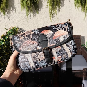 Bolso de bruja con forma de hongo Cottagecore, bolso cruzado Whimsigoth con billetera, bolso con forma de hongo, bolso de brujería organizado, un regalo espeluznante y hermoso.