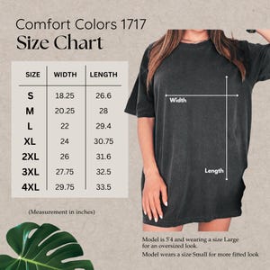 Peut inclure: Tableau des tailles pour un t-shirt avec des mesures en pouces pour les tailles S &agrave; 4XL. Le tableau indique la largeur et la longueur du t-shirt en pouces. Le mannequin porte un t-shirt taille L.