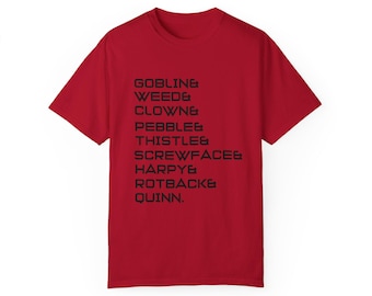 Könnte beinhalten: Rotes T-Shirt mit schwarzem Text, der "GOBLING WEED& CLOWN& PEBBLE& THISTLE& SCREWFACE& HARPY& ROTBACK& QUINN." lautet.