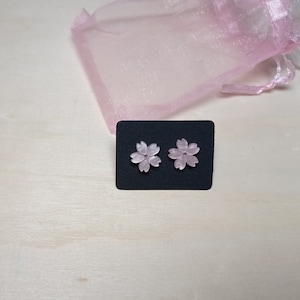 樹脂製の桜のイヤースタッドのペア