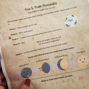 Puede incluir: Una guía impresa titulada "Cómo hacer agua lunar". La guía proporciona instrucciones sobre cómo hacer agua lunar, con texto e ilustraciones de las fases lunares. Hay una sección para escribir o dibujar cómo te hizo sentir.