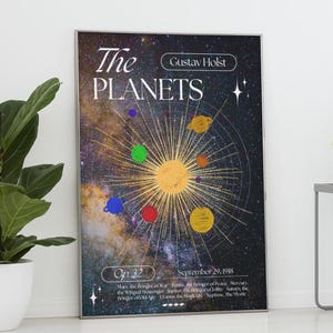 Puede incluir: Un póster enmarcado titulado "The Planets" de Gustav Holst, que presenta una colorida representación del sistema solar. La obra de arte incluye un sol central con líneas radiantes y planetas en varios colores sobre un fondo oscuro y estrellado. El póster tiene texto que incluye la fecha 29 de septiembre de 1918.