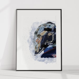 Puede incluir: Impresión artística enmarcada que presenta una ilustración en acuarela de una máscara de portero de hockey. La máscara es principalmente azul marino con detalles blancos y dorados, y una jaula plateada. La obra tiene un estilo suave y pictórico con un fondo de lavado en acuarela azul.