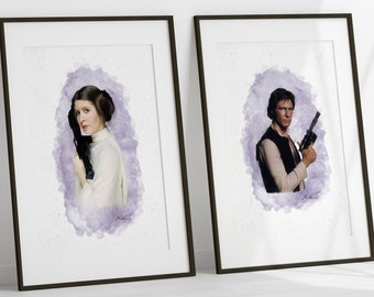 Könnte beinhalten: Zwei gerahmte Drucke von Star Wars-Charakteren. Der Druck links zeigt Prinzessin Leia in einem weißen Outfit vor einem lilafarbenen Aquarellhintergrund. Der Druck rechts zeigt Han Solo in einer braunen Weste und einem weißen Hemd vor einem lilafarbenen Aquarellhintergrund.