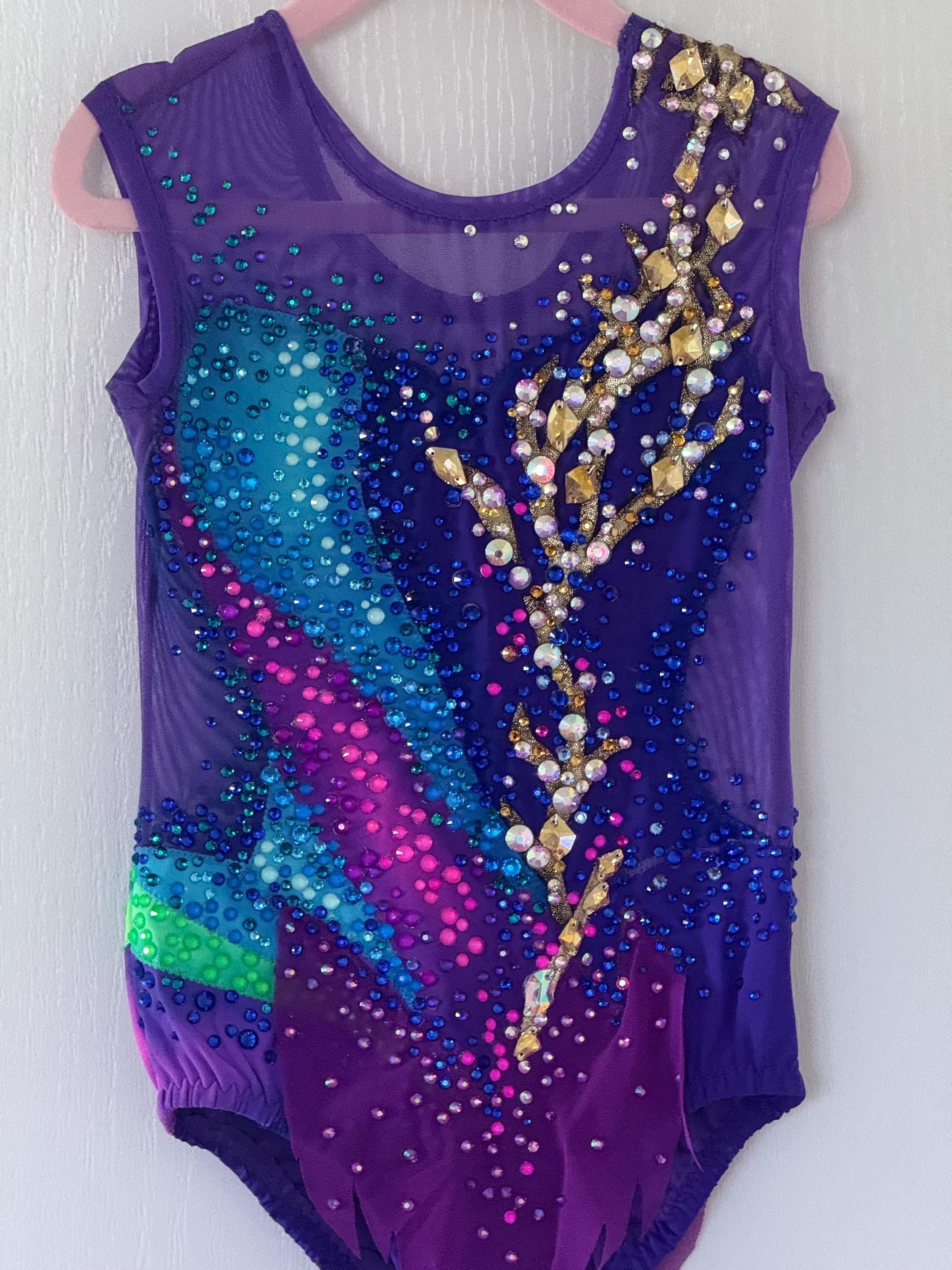 スカート付き競技用新体操レオタード（紫色）。身長134cm。アメリカ