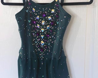 Dark green leotard for Rhythmic gymnastics on straps with skirt, compliant with the new US rules for all 7 and up levels. Height 144-150 cm.