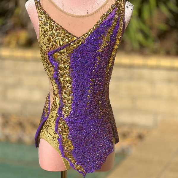 Lila und goldenes rhythmisches Gymnastik Trikot voller Kristalle für Wettbewerbe und Auftritte