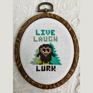Bigfoot - Patrón de punto de cruz Live Laugh Lurk SOLAMENTE