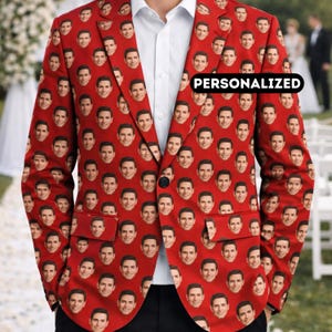 Könnte beinhalten: Eine weiße Keramik-Tasse mit schwarzem Henkel und dem Text "But First, Coffee" in schwarzer, fetter Schrift. Die Tasse steht auf einer weißen Oberfläche.
