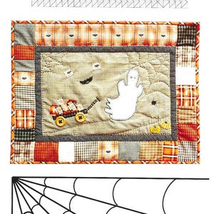 Könnte beinhalten: Ein Patchwork-Quilt mit Halloween-Motiven, darunter ein Geist, ein Wagen und Kürbisse. Der Quilt ist mit karierten und gemusterten Stoffen eingefasst. Darunter ein Spinnennetz-Design mit dem Text "BOO EXPRESS".