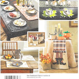 Op de afbeelding: Simplicity patroon 1343 toont verschillende woondecoratieprojecten. De afbeelding toont tafelopstellingen met kaas en wijn, decoratieve pompoenen en een tafelloper met heksenbenen. Het patroon bevat instructies voor het maken van een schoolbordstof.