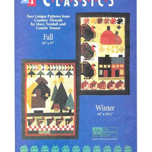 Peut inclure: Un livret d'instructions bleu intitulé 2 for 1 Classics par Mary Tendall et Connie Tesene. Il présente deux modèles de courtepointe : un motif d'automne de 61 cm par 94 cm et un motif d'hiver de 61 cm par 85 cm.