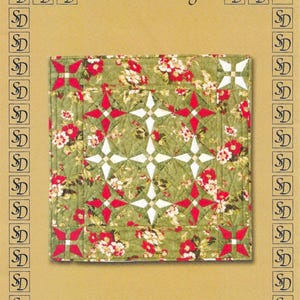 Puede incluir: Un patrón de edredón cuadrado Christmas Star de Simonton Designs. El edredón presenta un diseño de estrella central con acentos rojos y blancos sobre un fondo floral verde. El patrón está cosido sobre papel y mide 55.88 cm cuadrados.