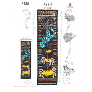 Könnte beinhalten: Ein Halloween-Banner mit dem Wort "Eek!" in Blau, einem Spinnennetz und Spinnen. Das Banner misst 15 cm x 56 cm. Das Design umfasst Schwarz, Gelb und Weiß. Das Banner stammt von Patch Abilities, Inc.