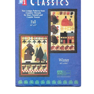 Peut inclure: Une couverture de livre bleue avec deux patrons de courtepointes, "Automne" et "Hiver". Le patron "Automne" mesure 61 cm x 94 cm et présente des dindes et des citrouilles. Le patron "Hiver" mesure 61 cm x 85 cm et montre une silhouette avec des arbres.