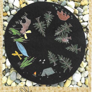 UP NORTH Wolle Muster | 15&quot;runder Kerzenständer, Tischdekoration | Omas Vermächtnis Muster | 2016 | Hütte, Elch, Bär, Baum, Camping, Zelt