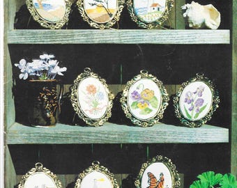 ミニオーバルキープセイクスクロスステッチパターンブックレット | バナーデザイン | 18種類のモチーフ - 木、花、灯台、蝶、家、農場、猫