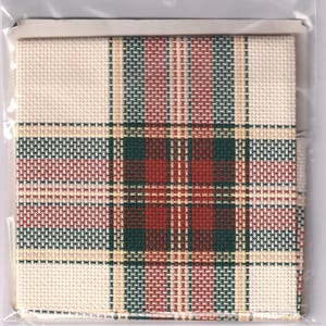 以下が含まれることがあります： 黒い持ち手と「But First, Coffee」の文字が黒い手書き風フォントで書かれた白いセラミックマグ。マグカップは白い表面に置かれています。