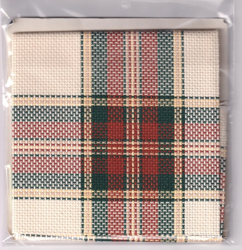 以下が含まれることがあります： 黒い持ち手と「But First, Coffee」の文字が黒い手書き風フォントで書かれた白いセラミックマグ。マグカップは白い表面に置かれています。