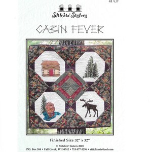 Può includere: Un modello di quilt intitolato "Cabin Fever", con una dimensione finita di 81 x 81 cm. Il design presenta una capanna di tronchi, alberi sempreverdi, una persona e un alce. Il quilt ha un design patchwork con una varietà di colori.