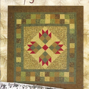 Könnte beinhalten: Ein Quilt mit einem zentralen geometrischen Design in Beige-, Grün- und Rottönen, umrahmt von einem braunen Rand. Der Text "Simply Minnesota" steht oben. Unten steht der Text "Hingley Road Quilt Designs".