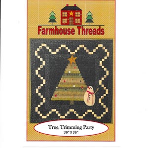 Peut inclure: Une courtepointe sur le thème de Noël avec un motif d'arbre et de bonhomme de neige. La courtepointe mesure 91 cm x 91 cm et présente le texte "Farmhouse Threads" et "Tree Trimming Party". L'arbre est décoré de boutons et surmonté d'une étoile.