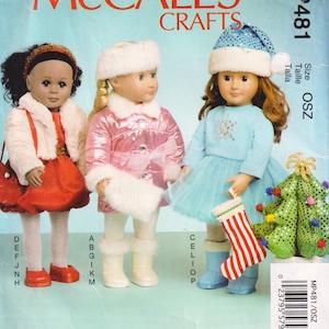 Peut inclure: Patron McCall's Crafts MP481 OSZ présentant trois poupées en tenues d'hiver. L'une porte une robe rouge avec une veste en fausse fourrure blanche, une autre un manteau rose métallisé à bordure blanche, et la troisième une robe bleue avec un bonnet à sequins.