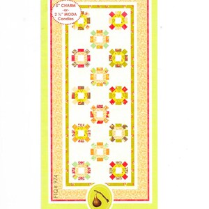 Puede incluir: Un panel de tela rectangular con un patrón repetido de cuadrados coloridos. El panel está etiquetado como "Honey Sweets" e incluye el texto "5" CHARM -or- 2 ½" MODA Candies." El logotipo de Fig Tree & Co. está en la parte inferior.