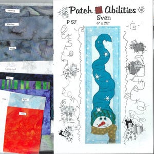 Könnte beinhalten: Ein Bastelset mit Stoffstücken, Knöpfen und Faden. Das Set enthält eine Vorlage für ein Schneemann-Design, das 15 cm x 51 cm misst. Der Schneemann hat einen blauen Hut und Schal mit Schneeflocken-Akzenten.