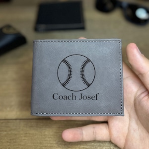 Billetera de cuero personalizada con nombre de entrenador, billetera de cuero grabada personalizada, regalo de entrenadores, billetera para él, billetera de cuero de béisbol