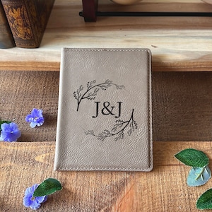 Funda de pasaporte de cuero personalizada, titular de pasaporte de nombre personalizado, estuche de pasaporte de cuero vegano, regalo de viaje, protector de pasaporte de cuero