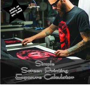 Puede incluir: Un hombre con una camiseta negra con un diseño gráfico rojo está usando una máquina de serigrafía. El texto "Simple Screen Printing Exposure Calculator" está en la parte inferior de la imagen.