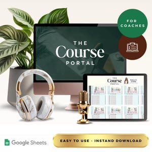 Könnte beinhalten: Ein Computerbildschirm zeigt den Text "THE Course PORTAL" auf grünem Hintergrund. Im Vordergrund befinden sich ein weißer und goldener Kopfhörer, ein Mikrofon und ein Tablet, auf dem eine Tabelle mit dem Text "THE Course PORTAL" angezeigt wird. Der Text "EASY TO USE - INSTAND DOWNLOAD" befindet sich am unteren Rand des Bildes.