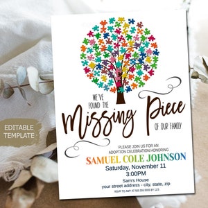 Peut inclure: Un arbre composé de pièces de puzzle colorées avec le texte "We've found the missing piece of our family". L'invitation est pour une célébration d'adoption en l'honneur de Samuel Cole Johnson le samedi 11 novembre à 15h00 à la maison de Sam. Veuillez confirmer votre présence auprès d'Amy au 555 555 5555 avant le 11/3.