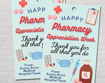 Könnte beinhalten: Zwei hellblaue Geschenkanhänger zur Wertschätzung der Apotheke. Jeder Anhänger hat ein rotes Kreuz, die Worte "HAPPY Pharmacy Appreciation Week" und eine Dankesbotschaft. Illustrationen umfassen Pillen, eine Maske und eine Medikamentenflasche.