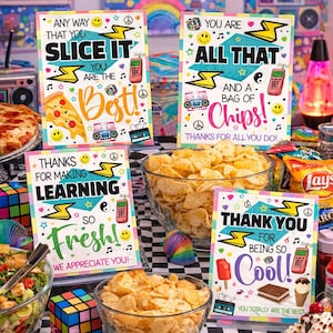 Puede incluir: Imagen vibrante con tarjetas de felicitación de temática retro con frases como "Slice It", "All That" y "So Fresh!" junto a pizza, patatas fritas y helado. Las tarjetas tienen una estética de los 90 con colores brillantes y fuentes divertidas.