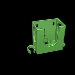Puede incluir: Un soporte de pared verde claro impreso en 3D con un dise&ntilde;o rectangular de frente abierto, dos ranuras de montaje en forma de cerradura en el panel posterior, recortes laterales circulares y un peque&ntilde;o clip en forma de C en el lado inferior izquierdo.