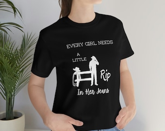 Jedes Mädchen braucht einen kleinen Rips in ihrer Jeans |  Kurzärmeliges T-Shirt