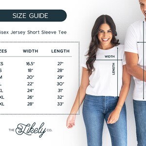 Puede incluir: Tabla de tallas para una camiseta de manga corta de punto unisex. La tabla muestra las tallas XS a 3XL con las medidas de ancho y largo correspondientes en pulgadas.