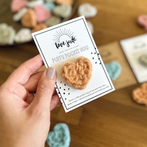 PRÊT À EXPÉDIER | Puffy Pocket Hug Card, Crochet Worry Heart Keepsake (Carte blanche + Couleurs assorties)