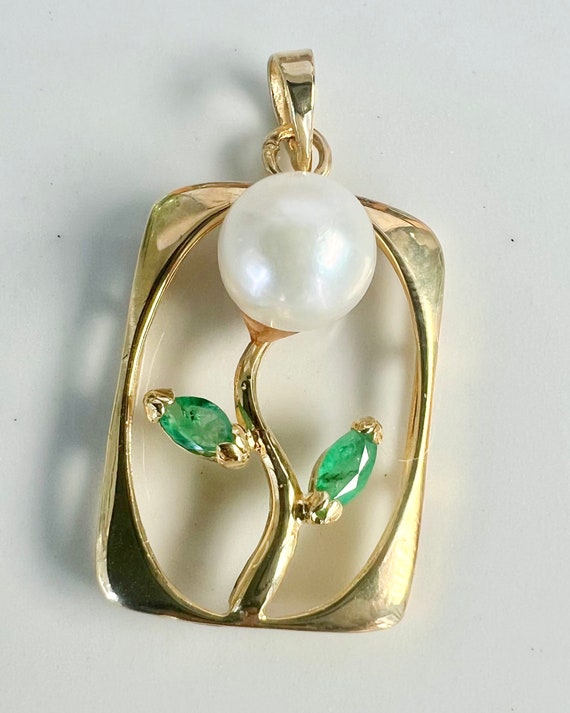 14KY Fresh Water Pearl & Emerald Flower Pendant