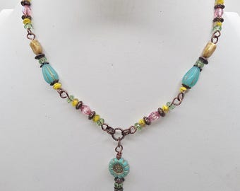 Collar con cuentas de cristal checo, collar con colgante floral de cobre, joyería artesanal boho turquesa hecha a mano, regalo para ella.