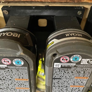 Ryobi One + uchwyt na baterię