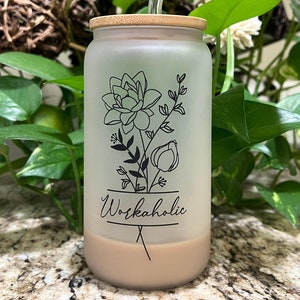 Personalized Birth Flower Glass Tumbler with Straw and Bamboo Lid, Custom Coffee Cup with Name, Gifts for Her, Bridesmaid Gift, Gift for Mom