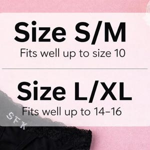 Peut inclure: Lingerie noire avec bordure en dentelle, partiellement visible. Le texte sur fond blanc indique les tailles S/M, allant jusqu'&agrave; la taille 10, et L/XL, allant jusqu'&agrave; la taille 14-16. Le fond est rose p&acirc;le.
