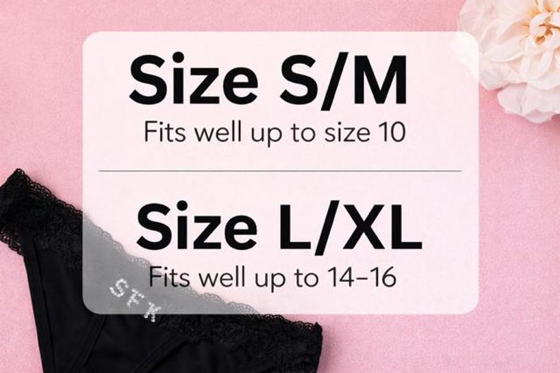 Peut inclure: Lingerie noire avec bordure en dentelle, partiellement visible. Le texte sur fond blanc indique les tailles S/M, allant jusqu'&agrave; la taille 10, et L/XL, allant jusqu'&agrave; la taille 14-16. Le fond est rose p&acirc;le.